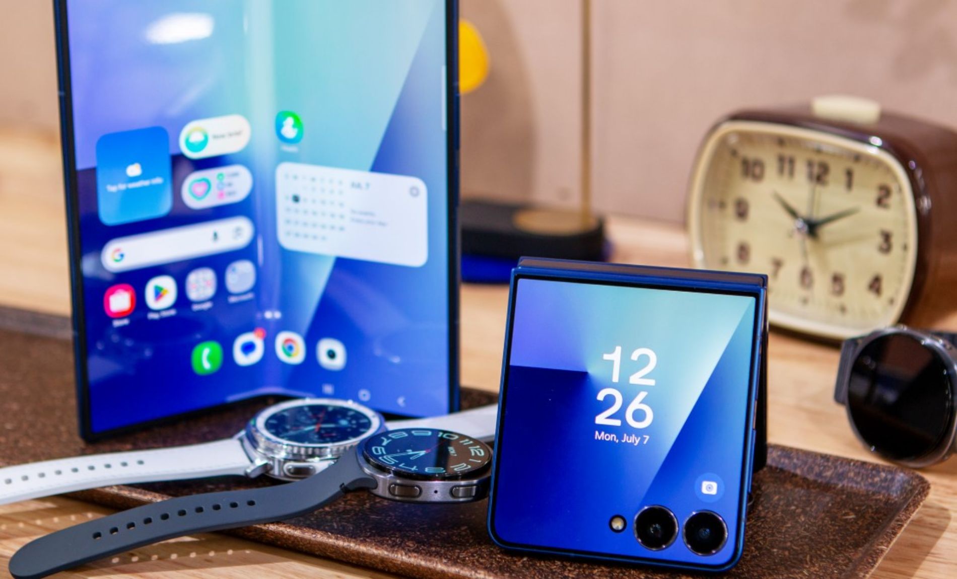 Hình ảnh cho danh mục Cấu hình Z Flip 7 hấp dẫn: Màn hình lớn 6.9", FlexWindow tràn viền, chip Exynos 2500, camera 50MP, và gì nữa?